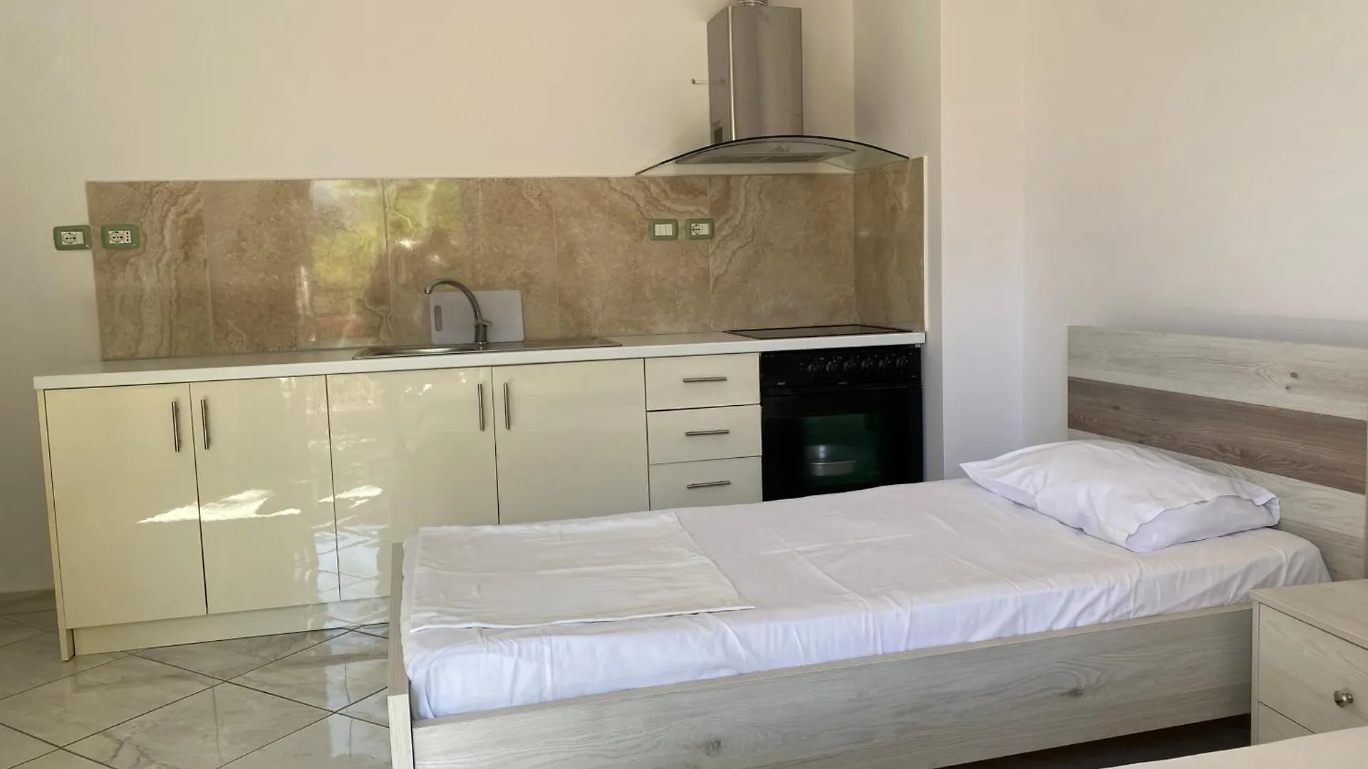 Surja'S Apartments Sarande 0*,